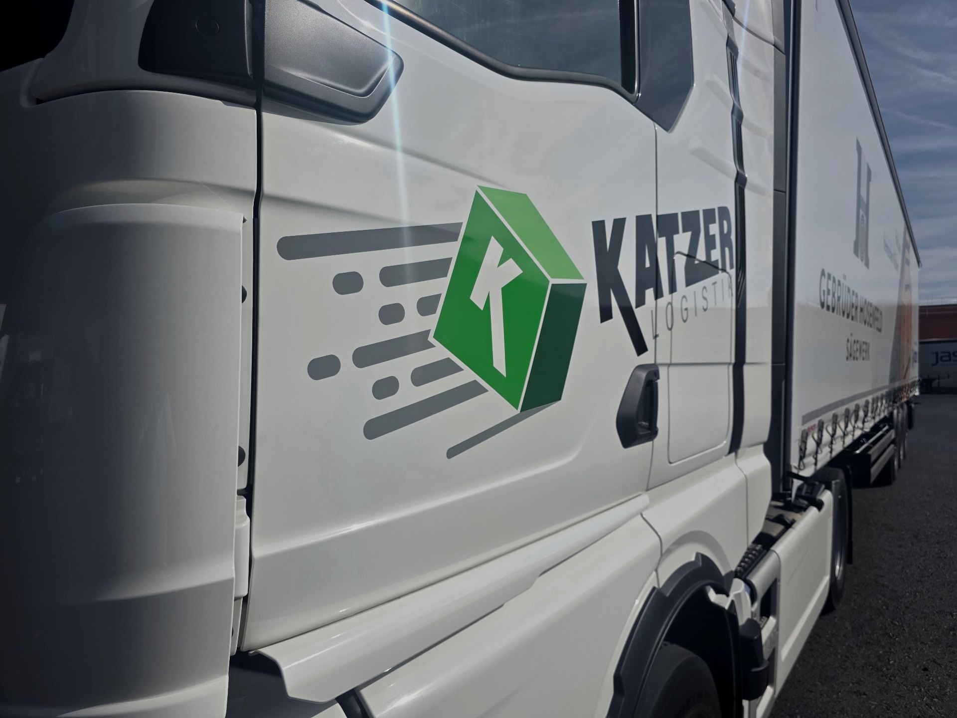 Nahaufnahme des Katzer-Logistik-Logos auf der Fahrertür