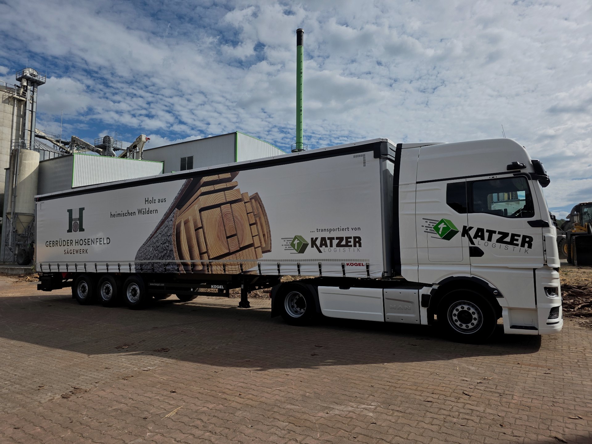 Katzer MAN TGX mit Planenauflieger von der Seite