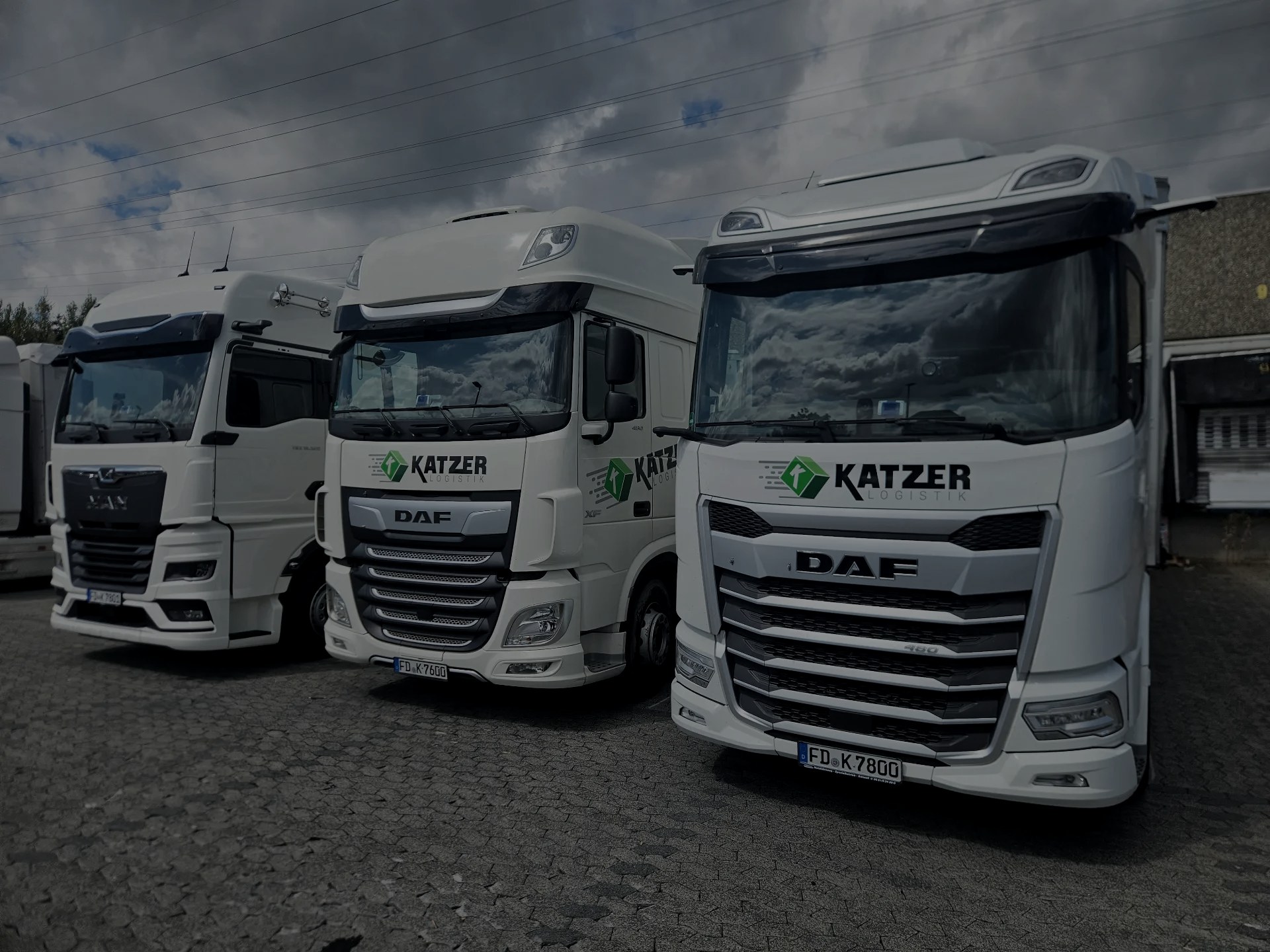 Zugmaschinen der Katzer Logistik auf dem Betriebshof